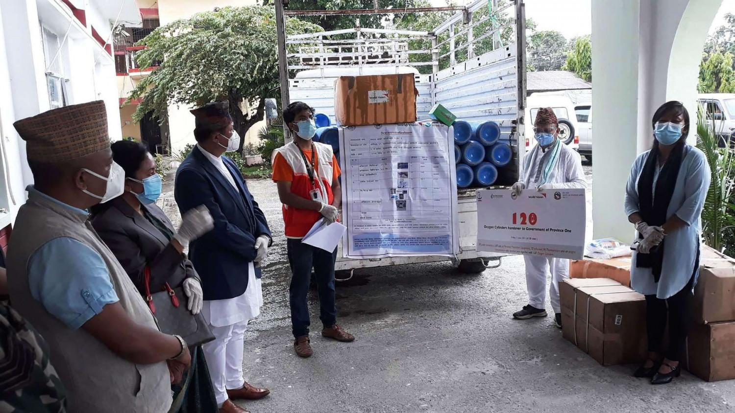 नागरिक केयर सेन्टरलाई एभरेष्ट बैंकद्वारा ५ लाखको चेक हस्तान्तरण