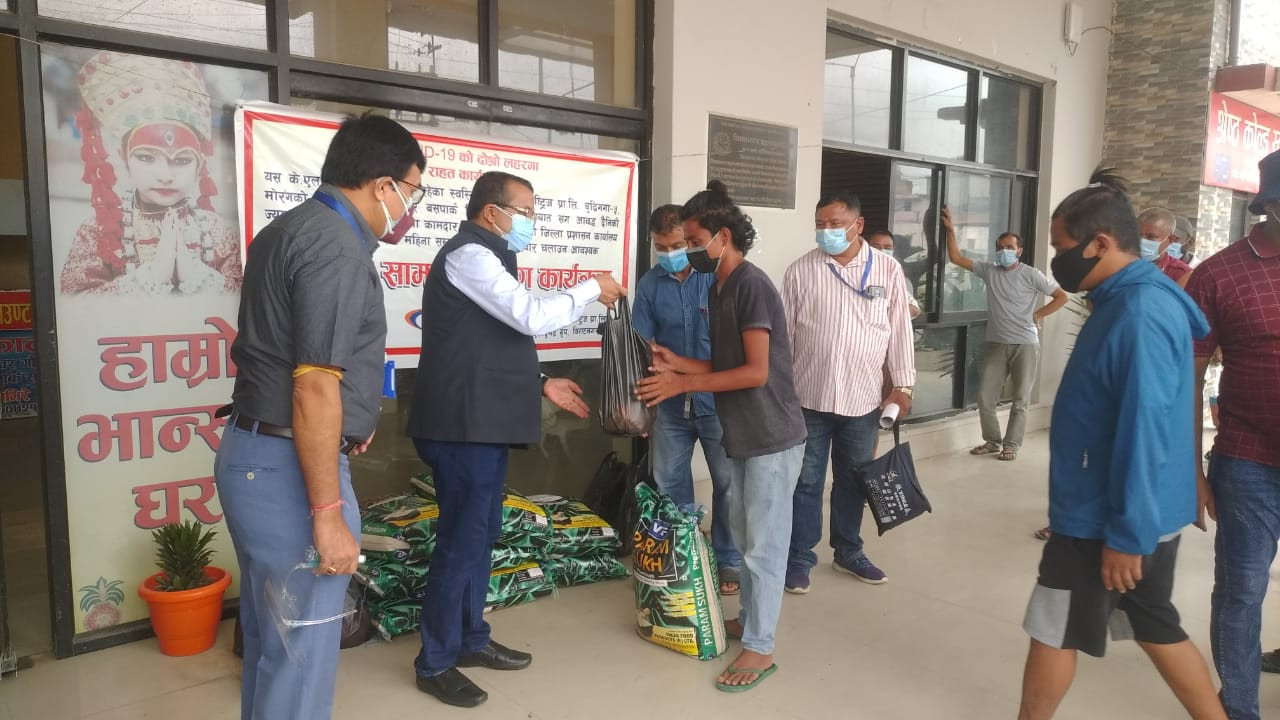 केएल दुगड समूहद्वारा विराटनगर बसपार्कमा कार्यरत मजदुरलाई खाद्यान्न वितरण