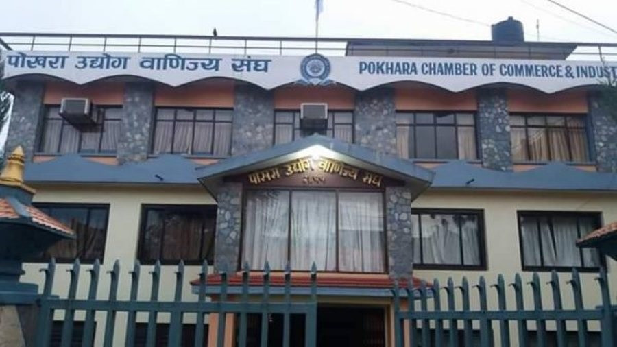पोखरा उद्योग वाणिज्य संघले ट्राफिक प्रहरीलाई स्वास्थ्य सामग्री सहयोग