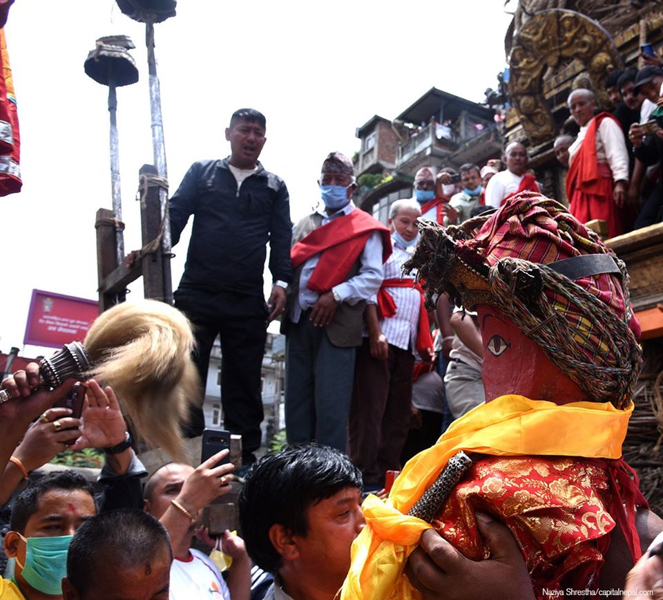 साइत जुराएर राखियो मछिन्द्रनाथको रथ(फाेटाे फिचर)