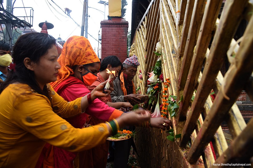 साउने पहिलाे सोमबार पशुपति मन्दिरमा ब्रतालु महिलाहरू(फोटो फिचर) 