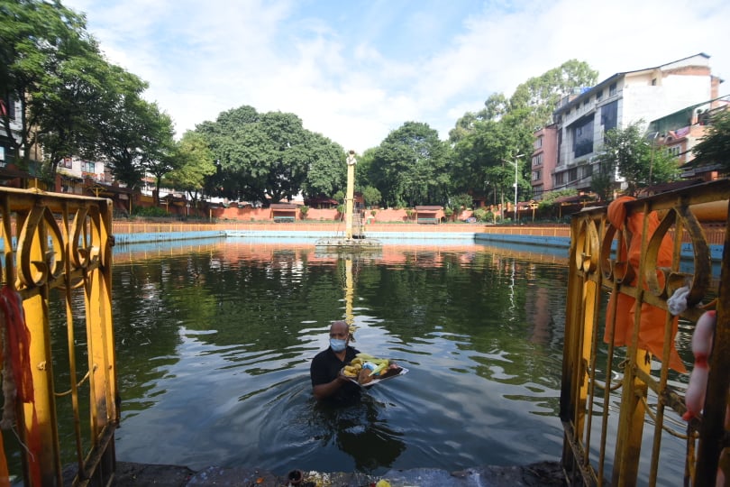 आज नागपञ्चमी, नक्सालस्थित नागपोखरीमा नागको पुजा गर्दै भक्तजन(फोटो फिचर)