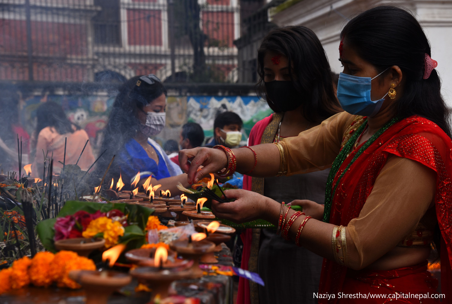 मूलढोका नखुल्दा पनि पशुपति मन्दिर बाहिर पूजा गर्दै व्रतालु महिलाहरु (फोटो फिचर)