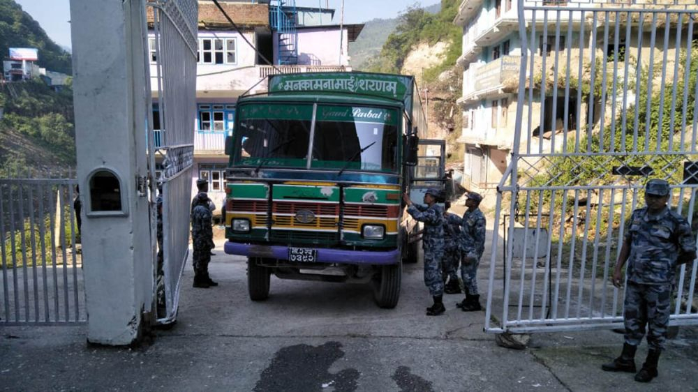 तातोपानी नाकाबाट भित्रिने भयो दसैंका कपडा, असोज १९ बाट नाका सुचारु गर्ने सहमति 