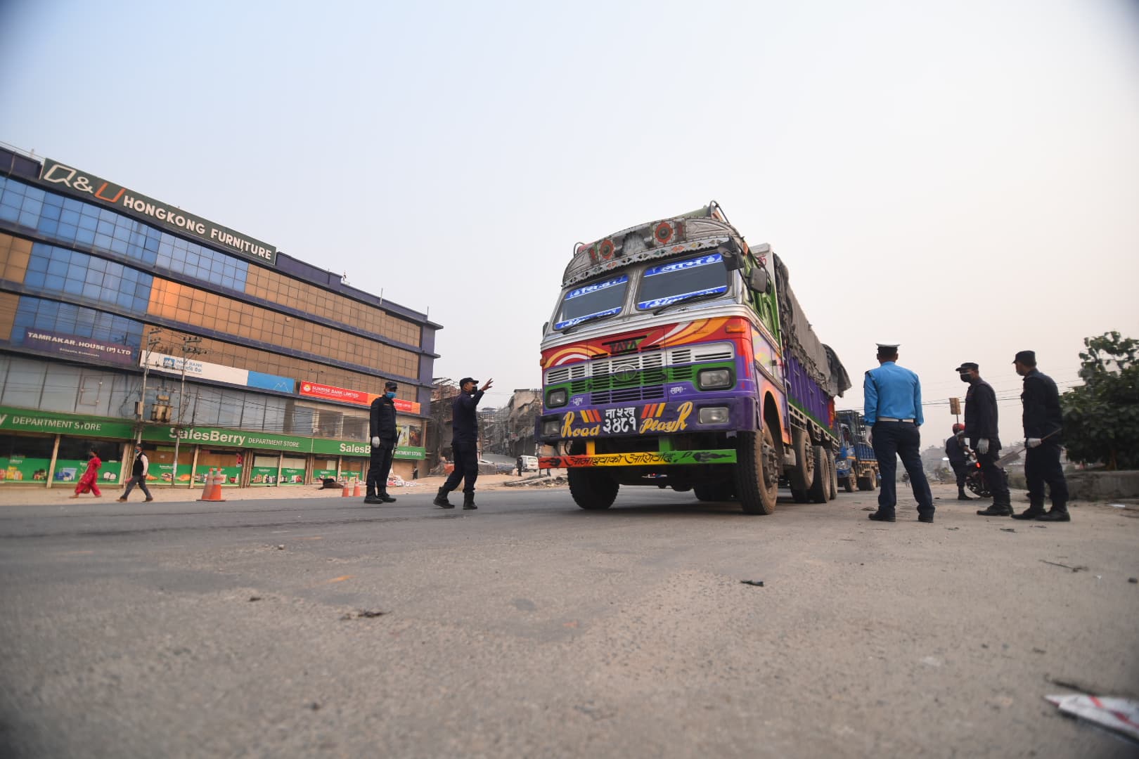 निषेधाज्ञा कडा गर्ने नाममा औषधि र खाद्यान्न बोकेका गाडी रोक्यो प्रहरीले, चालकहरु बग्गिखाना 