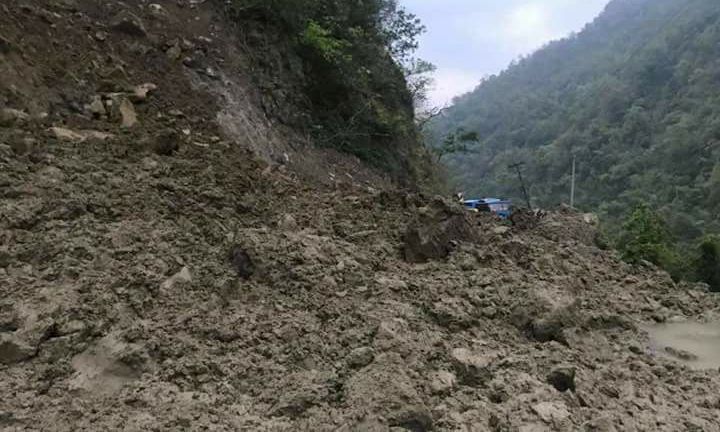 पहिरोले नारायणगढ–मुग्लिन सडक अवरुद्ध,वैकल्पिक मार्ग प्रयाेग गर्न आग्रह