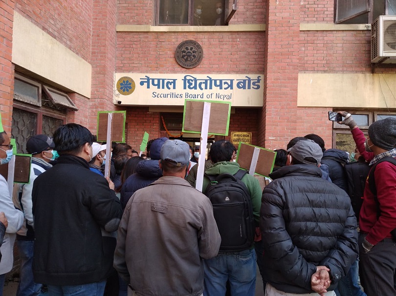 ब्रोकर कमिसन घटाउन माग गर्दै लगानीकर्ताले बुझाए धितोपत्र बोर्डमा ज्ञापनपत्र 