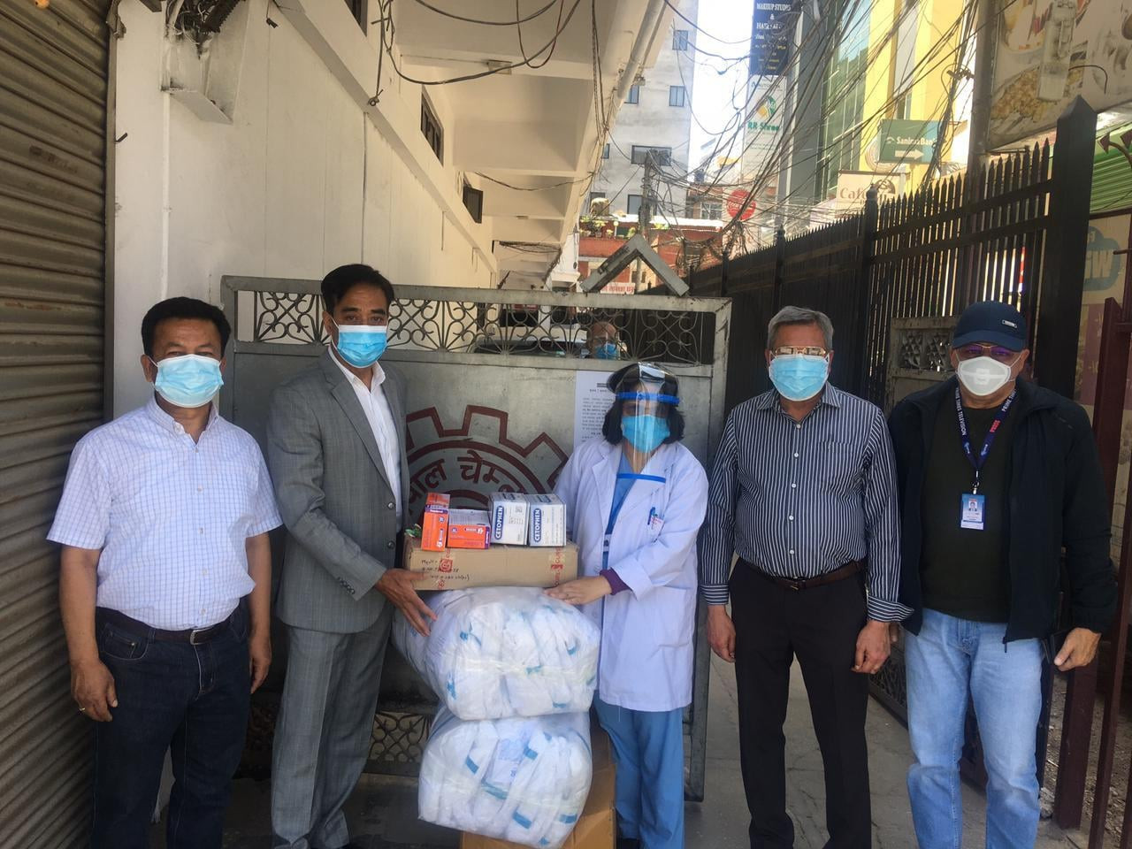 चेम्बरले दियो ६ वटा सरकारी अस्पताललाई स्वास्थ्य सामग्री