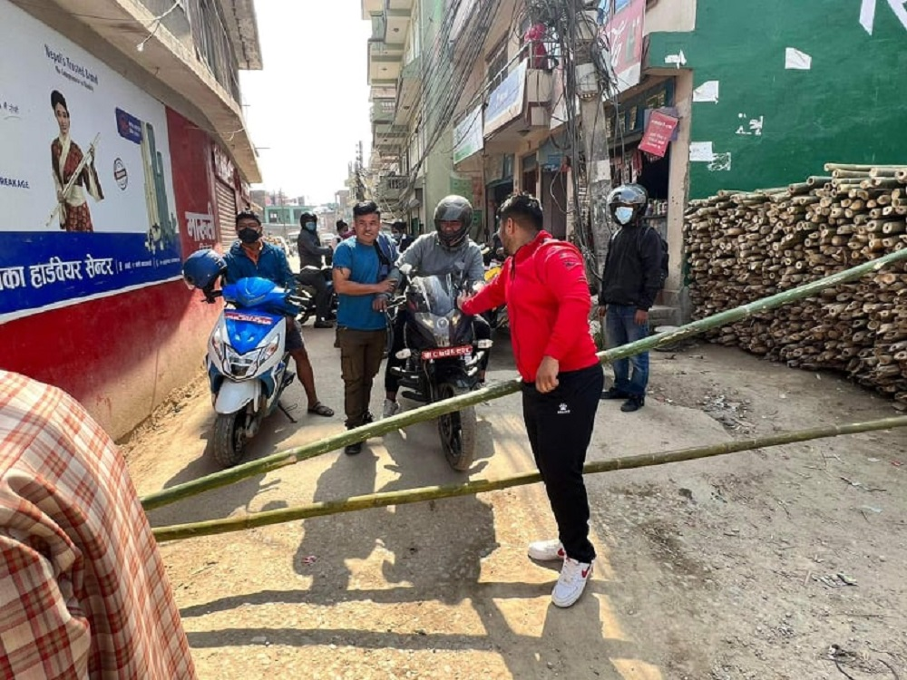 जोरपाटी–साँखु सडकखण्ड अवरुद्ध, एमाले नेता फुयाललाई बाटो पिच गर्न दबाब