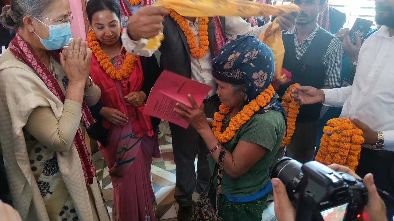मन्त्री श्रेष्ठद्वारा चितवनको भरतपुर महानगरपालिकामा भूमिविहीनहरूलाई लालपुर्जा वितरण 