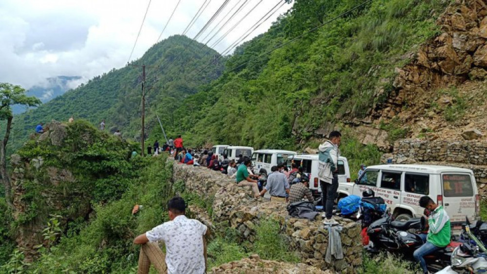 बिहानदेखि पहिरोले पृथ्वी राजमार्ग अवरुद्ध