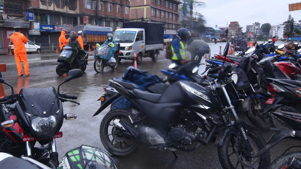 काठमाडाैंमा निषेधाज्ञामा कडाइः अनावश्यक हिँडडुल गर्नेलाई कारबाही (फोटोफिचर)