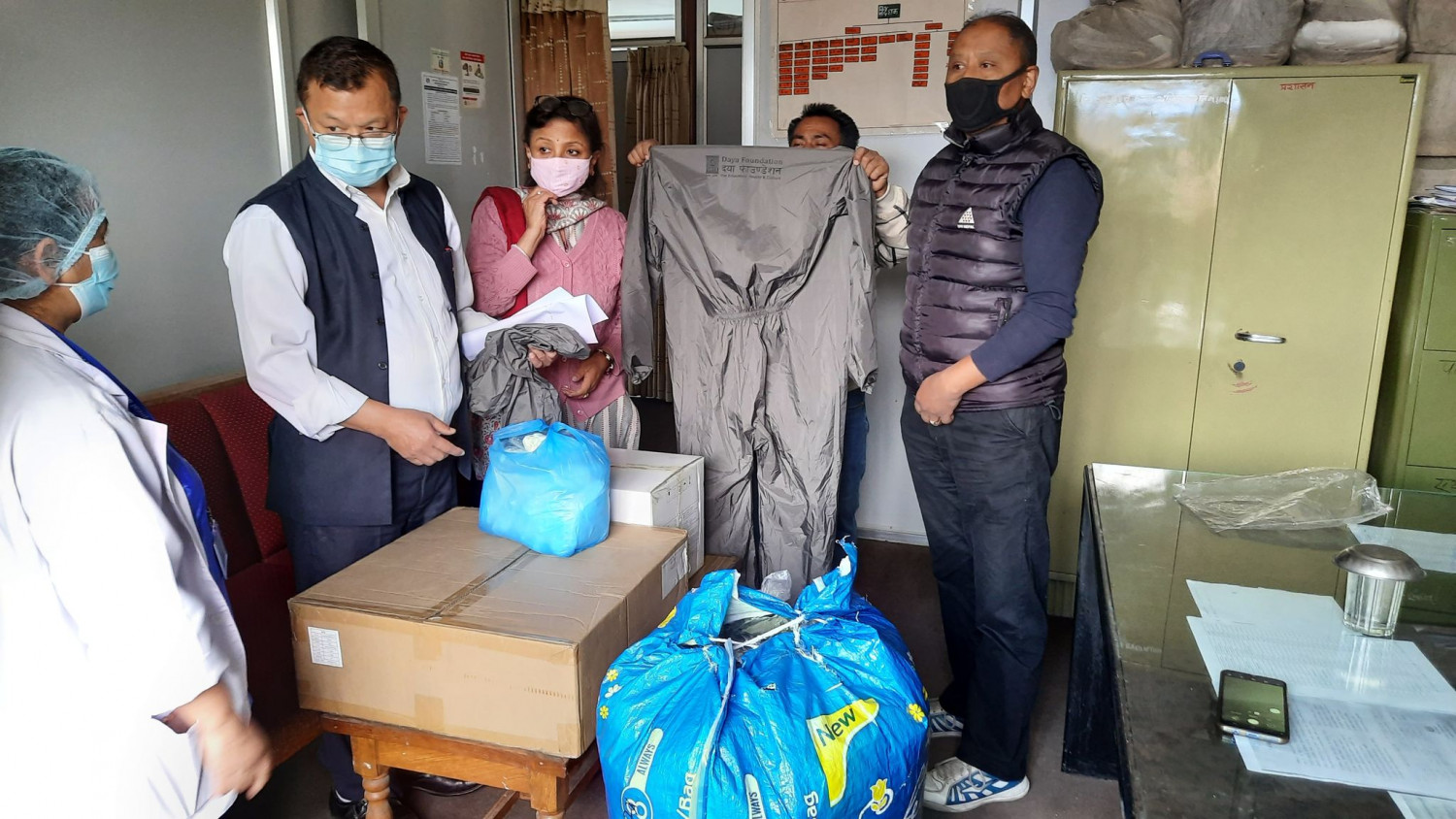 दया फाउन्डेसनद्वारा अस्पताललाई स्वास्थ्य सामग्री प्रदान, विपन्नवर्गको उपचारमा टेवा पुग्ने विश्वास 