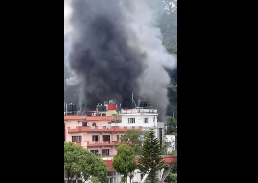 बालाजु बाइपासमा रहेको जुत्ता कारखानामा आगलागी ,नियन्त्रणमा लिने प्रयास हुँदै