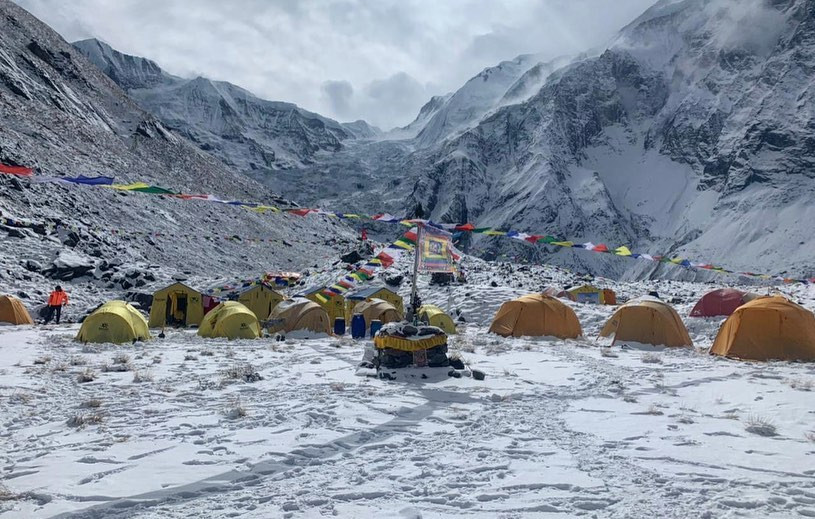 मौसम खराबीले सगरमाथा आरोहणमा गएकाहरू त्रासमा, फर्कने कि चढ्ने दोधारमा