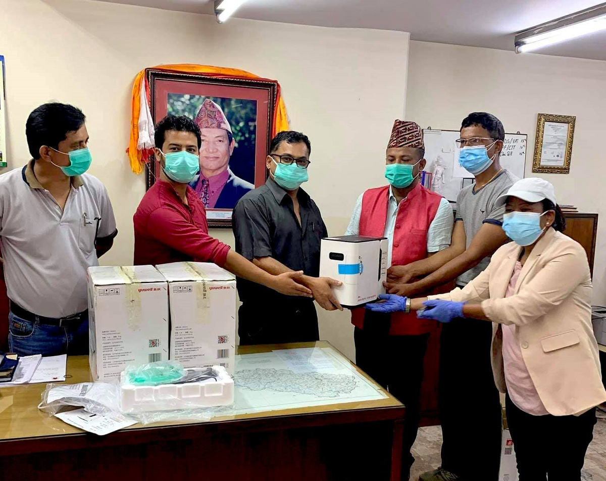 लक्ष्मणबाबु मेमोरियल ट्रष्टद्वारा गोरखामा ‍स्वास्थ्य सामग्री हस्तान्तरण