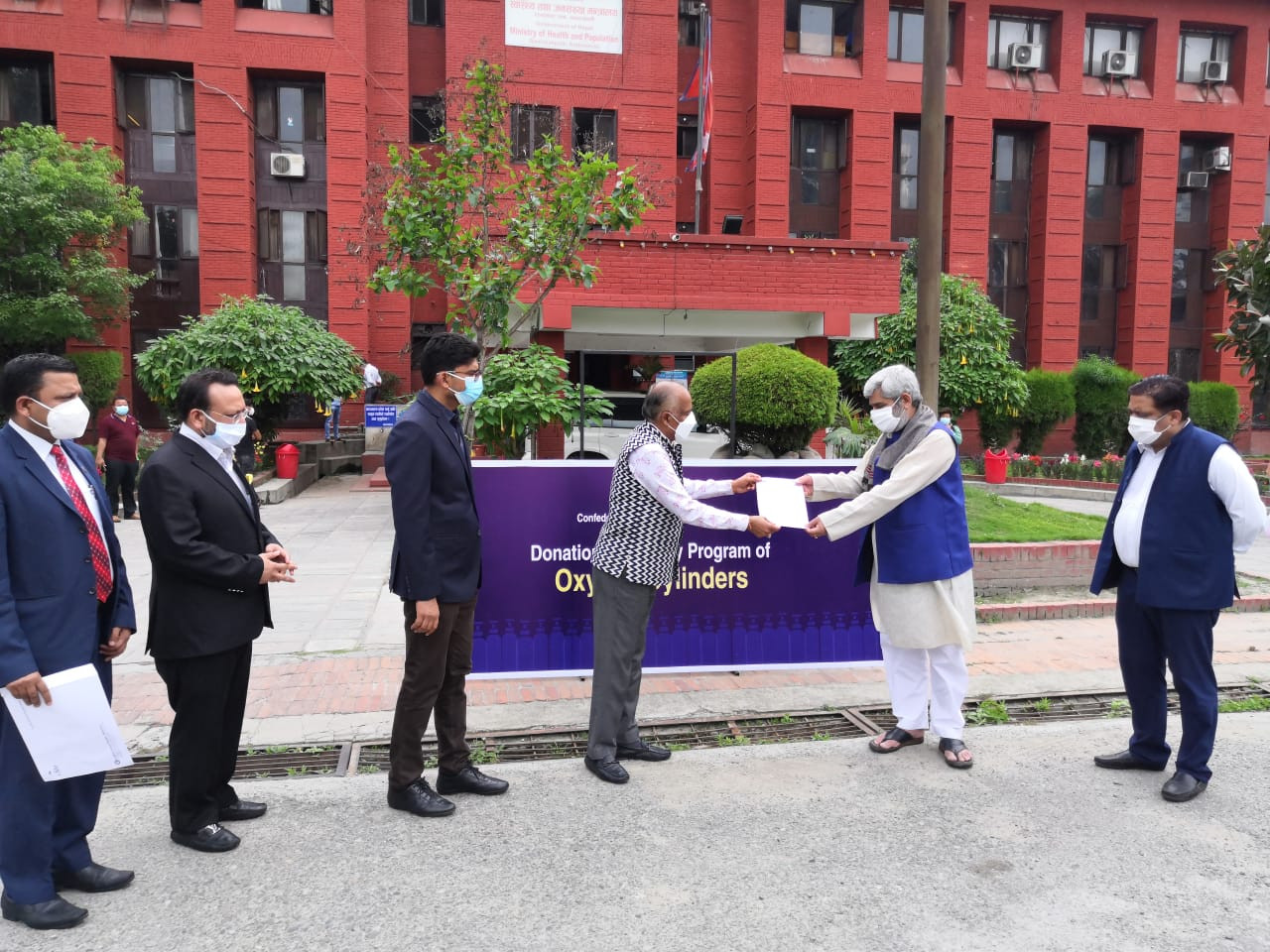 उद्योग परिसंघद्वारा ९ अस्पताललाई २०० थान अक्सिजन सिलिण्डर हस्तान्तरण