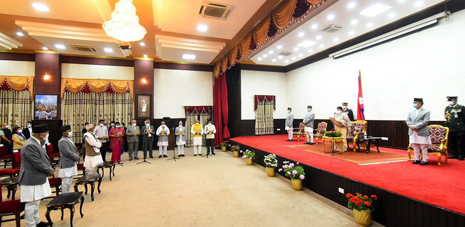मन्त्रिपरिषद पुनर्गठन, उपप्रधानमन्त्री तथा मन्त्रीहरुले लिए राष्ट्रपतिबाट शपथ