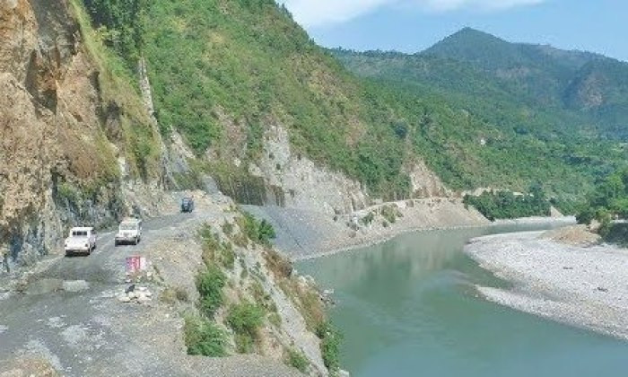 डिजेल आपूर्ति नहुँदा तमोर कोरिडोर निर्माण  स्थगित, चीनसँग सडक सञ्जाल जोड्न चार किमी बाँकी