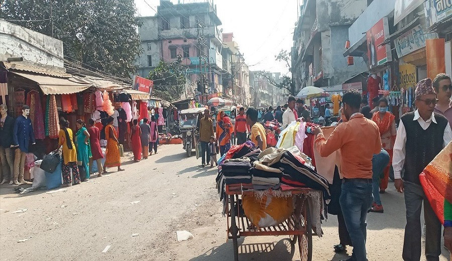 चाडबाडमा नेपाली बजार सुनसान, पारीका बजारमा नेपालीको घुइँचो, व्यवसायी भन्छन्, ‘सामानमा कर लगाऊँ’