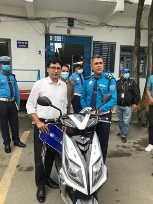 वर्ल्डलिंकले ट्राफिक प्रहरीलाई दियो विद्युतीय स्कुटर