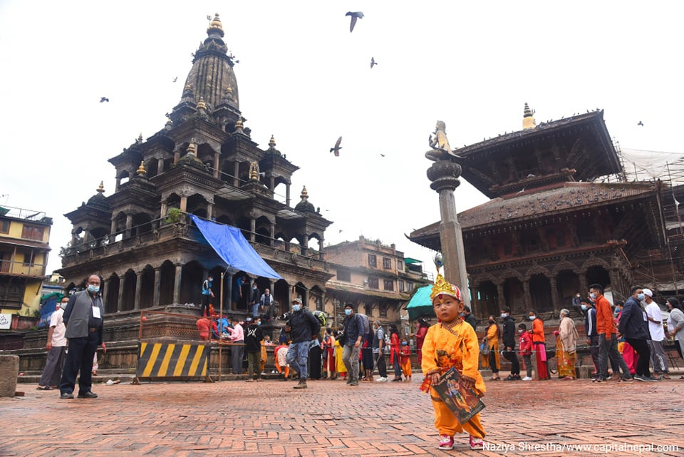 कोभिड-१९ काबीच पाटनको कृष्ण मन्दिरमा भक्तजनकाे भीड (फाेटाेफिचर)