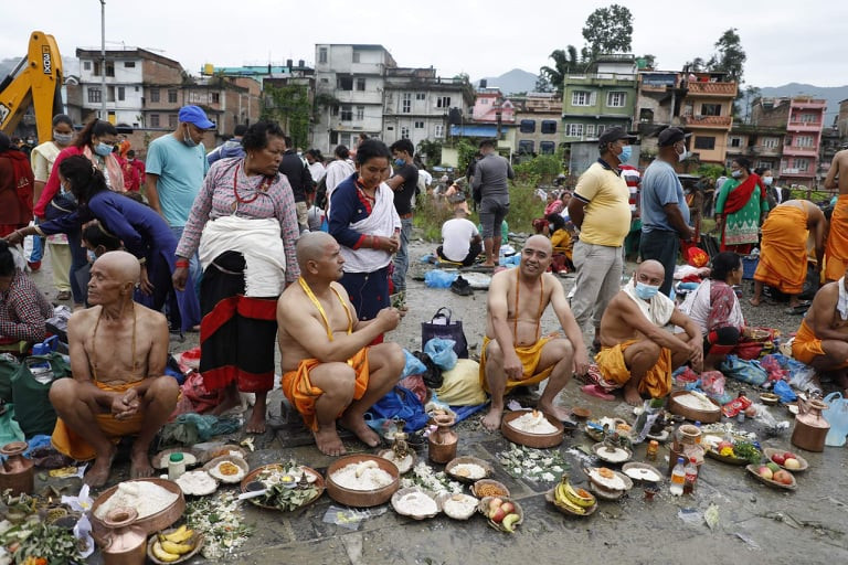 आज बुवाको मुख हेर्ने दिन, गोकर्णेश्वर महादेव मन्दिर क्षेत्रमा भक्तजनको भीड (फाेटाेफिचर)