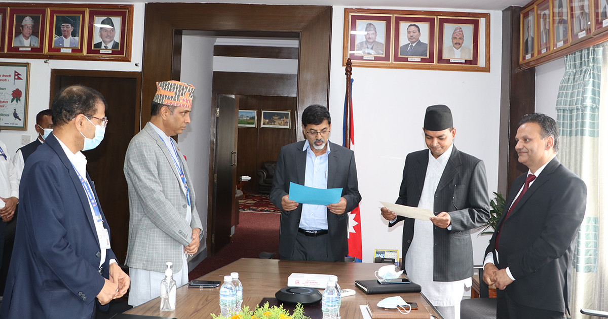राजस्व सचिव कर्ण सञ्चयकोष सञ्चालक समितिको अध्यक्षमा, अर्थमन्त्री शर्माले गराए  सपथ