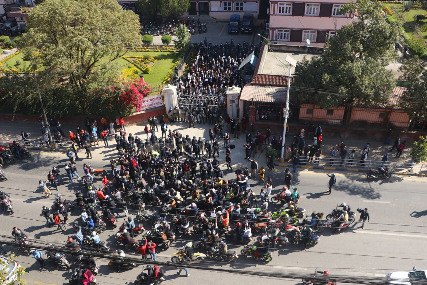 सर्वोच्चको गेटभित्रै वकिलहरूको धर्ना