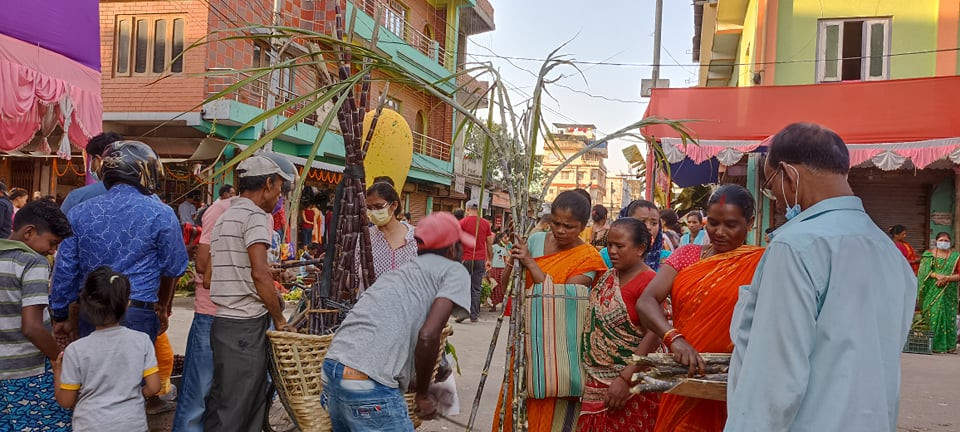 विराटनगरमा छठ पर्वको चहलपहल, सामाग्री किन्नेको भिड (फोटोफिचर) 