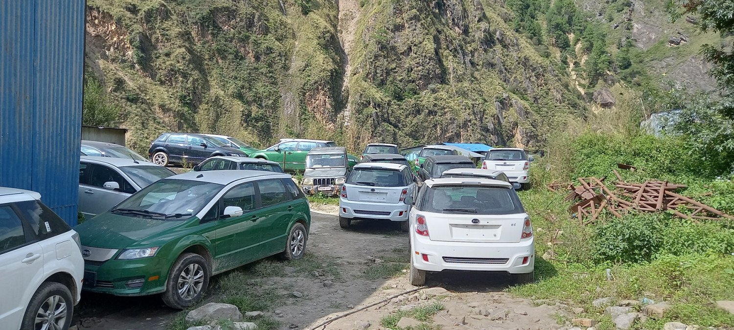 रसुवागढी नाकाबाट धमाधम भित्रिदै विद्युतीय कार 
