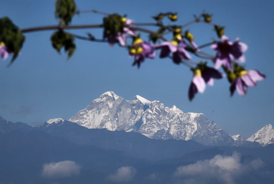 सफा मौसमले देखायो हिउँले भरिएका हिमाल