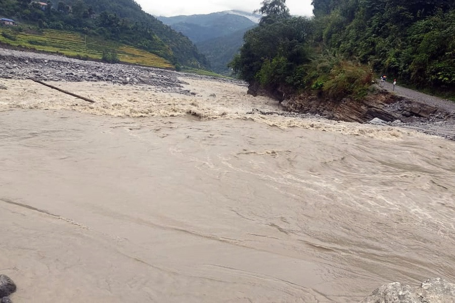 बाढीले ह्युमपाइप बगाउँदा यातायात सेवा अवरुद्व