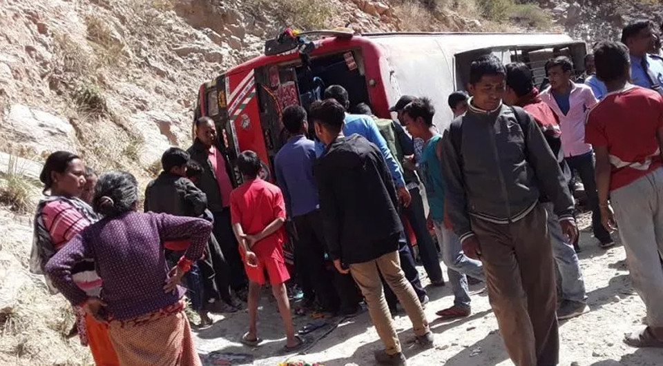 सल्यानमा बस दुर्घटना हुँदा ८ जनाको मृत्यु, १८ घाइते