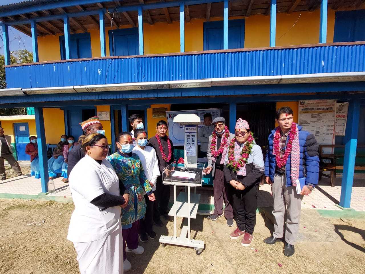 ज्योति विकास बैंकद्वारा दुई स्वास्थ्यचौकीलाई बेबी वार्मर प्रदान