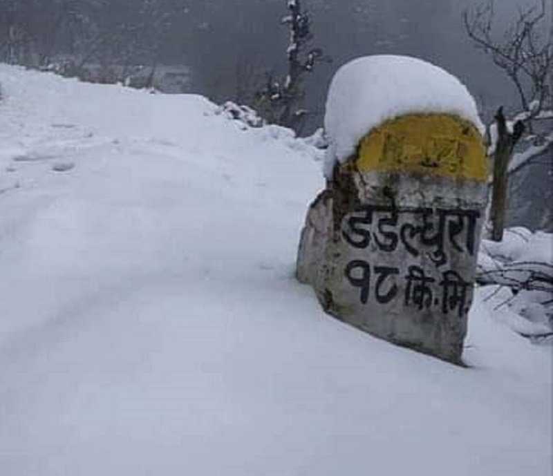 भारी हिमपातले सुदूरपश्चिम प्रदेशका दुई राजमार्ग अवरुद्ध