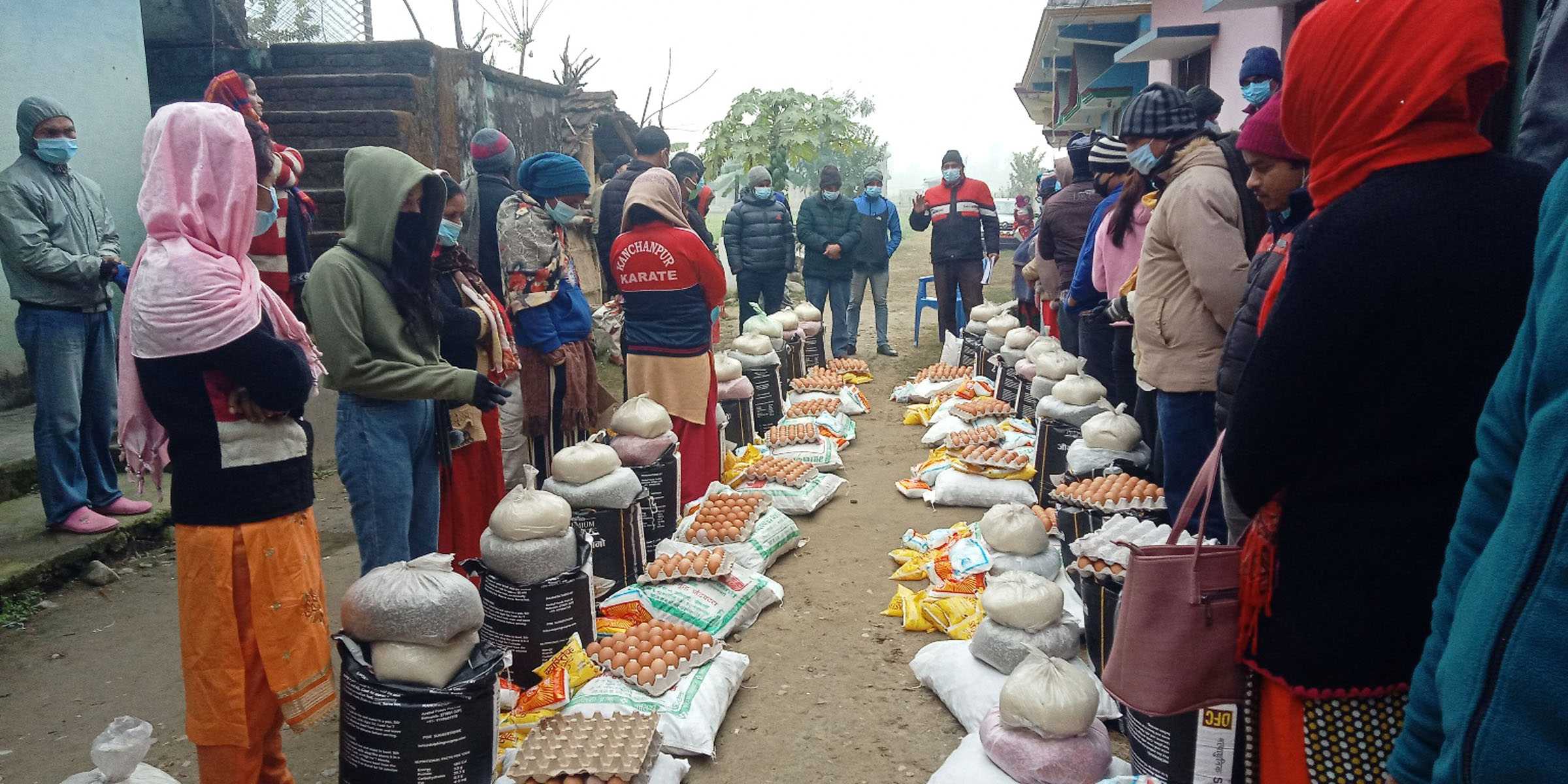 कोरोना सङ्क्रमितलाई राहत सामग्री वितरण