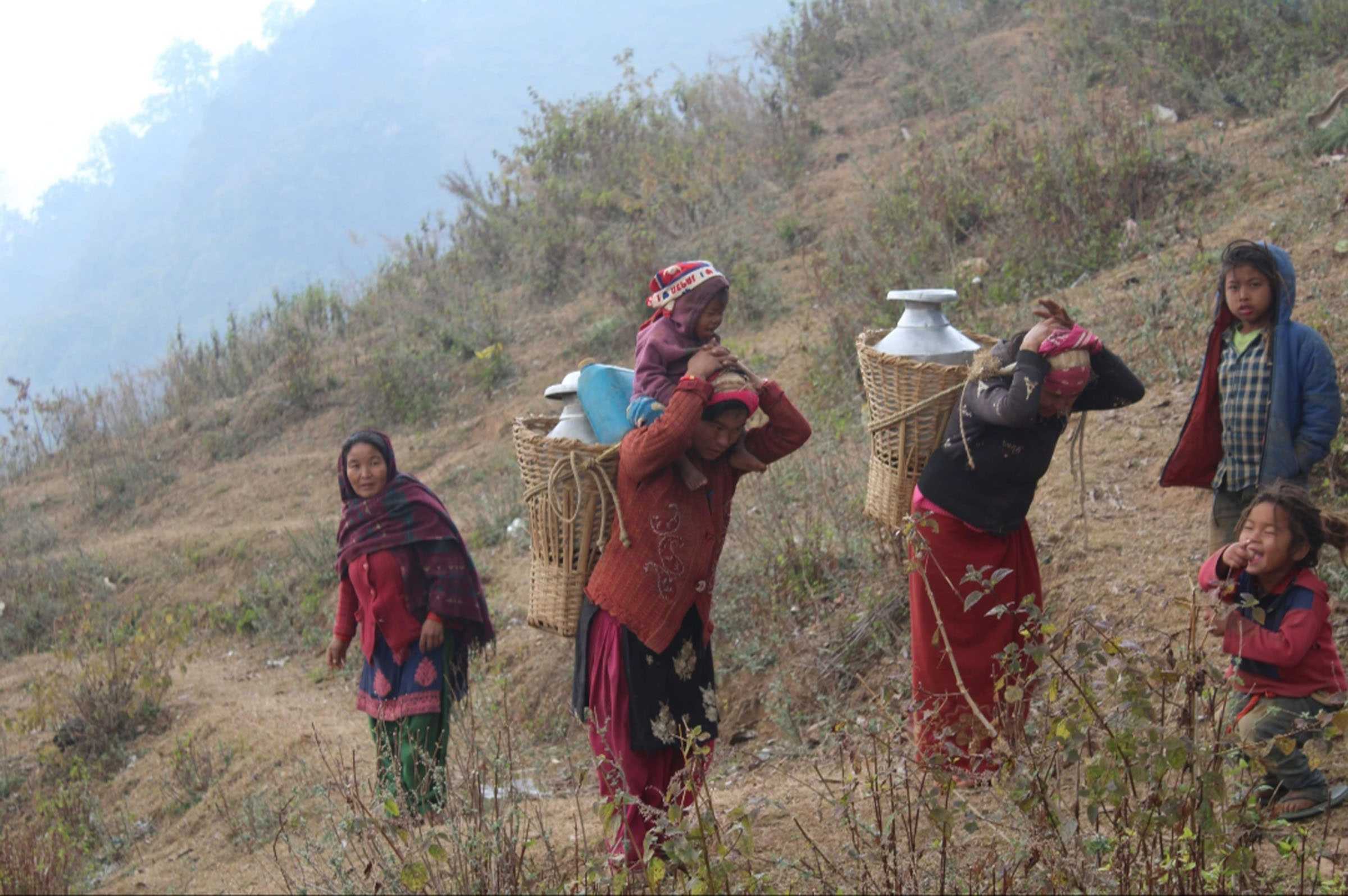 घोराहीमा  पानीको जोहो गर्दै महिला