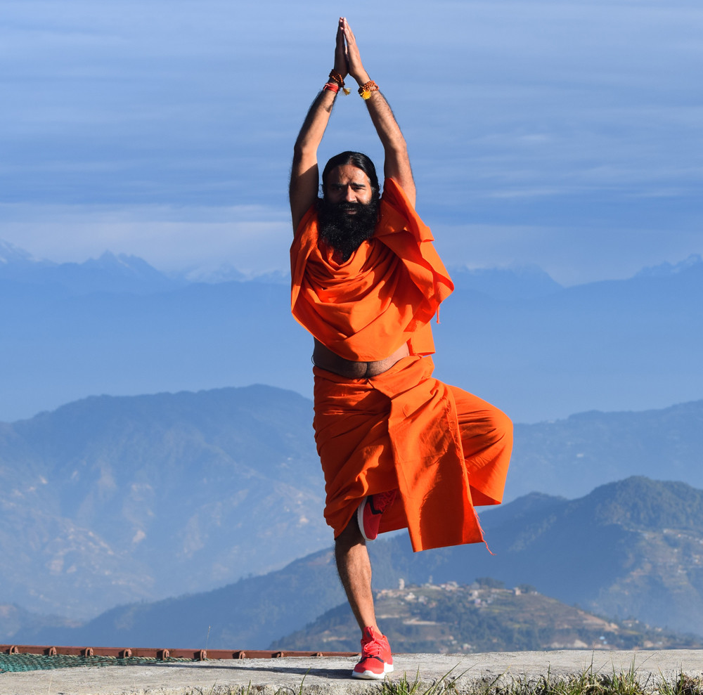 चन्द्रागिरिमा योगगुरु रामदेवको योग ध्यान तथा प्रशिक्षण