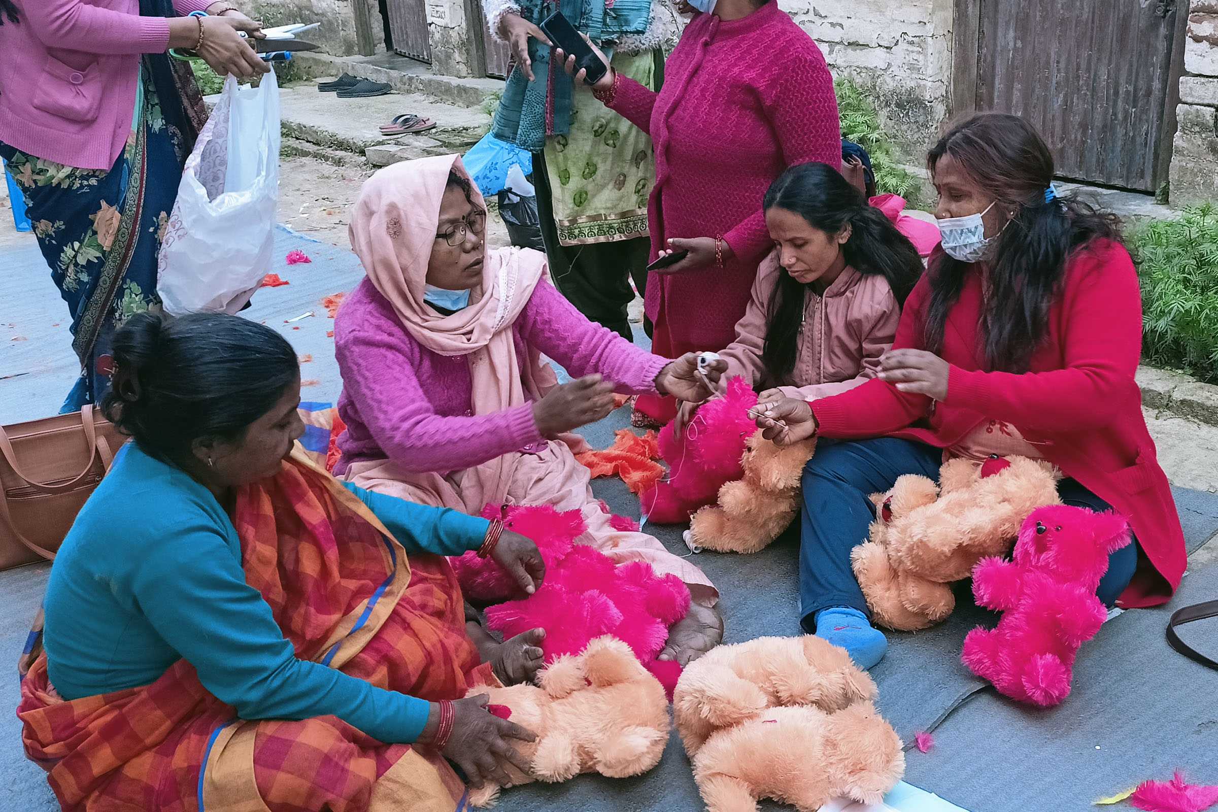 अपाङ्गता भएका महिला गुडिया बनाउने तालिममा