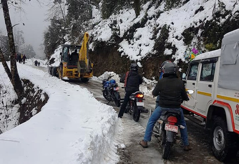 डोजरले हिउँ पन्छाएपछि भीमदत्त राजमार्ग  पुनःसञ्चालन