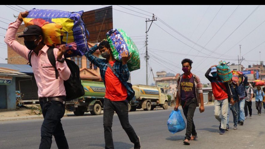 भारतमा काेराेना सङ्क्रमण बढेपछि फेरि सीमाक्षेत्रमा घर फर्कनेको लर्को
