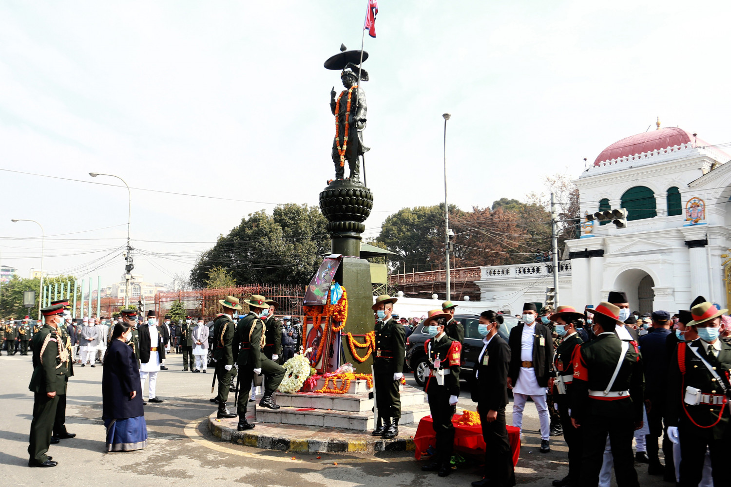 राष्ट्रपतिद्वारा राष्ट्रनिर्माता पृथ्वीनारायण शाहकाे सालिकमा पुष्पहार अर्पण