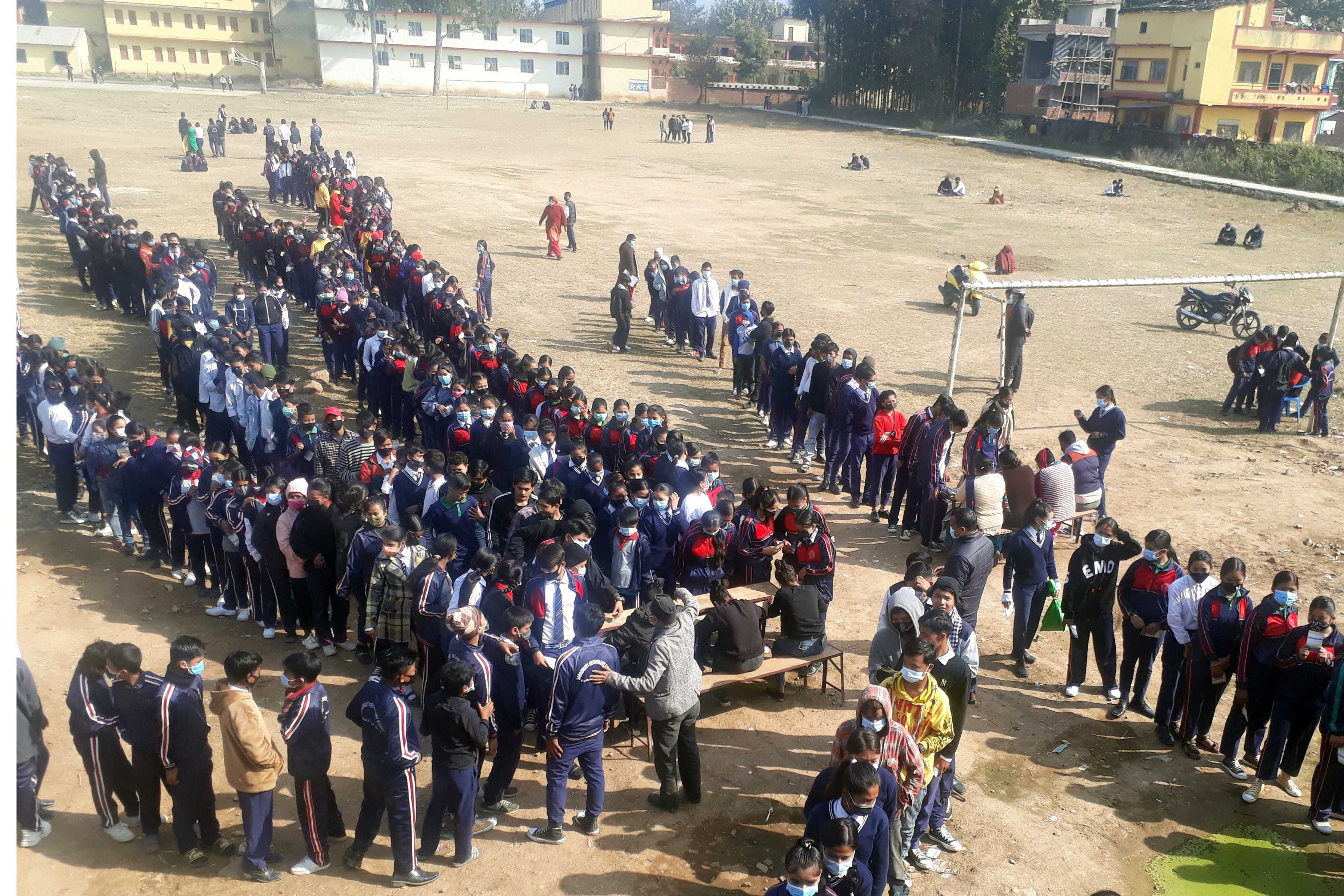 मोडर्ना खोप  लगाउन लामबद्ध बालबालिका