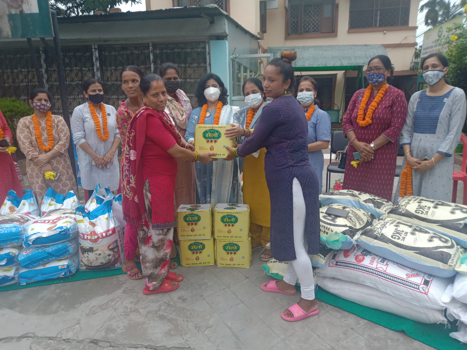 रोटरी क्लब अफ विराटनगर डाउनटाउनले मानवसेवा आश्रमलाई गर्यो खाधान्न सहयोग  