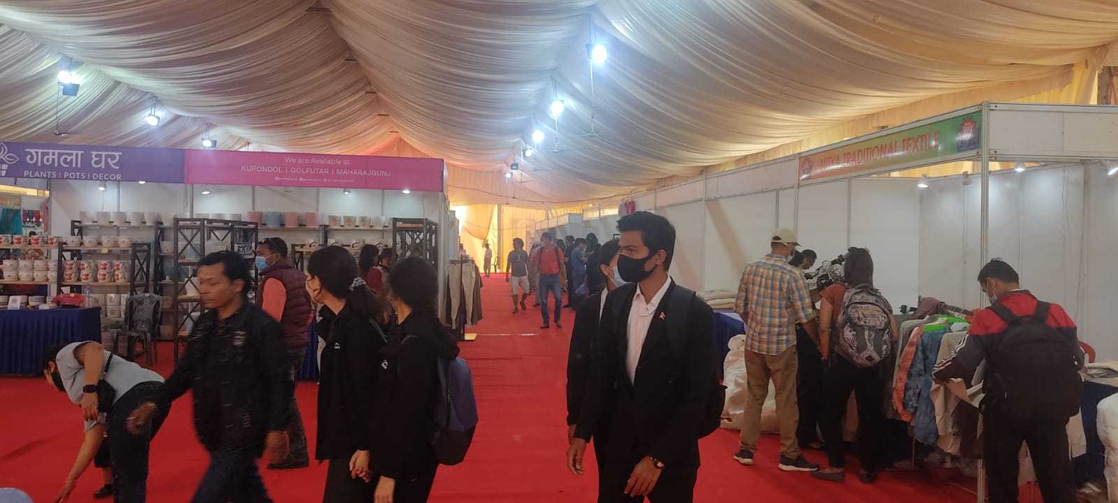 स्टक क्लियरेन्स मेला सुरु, एकै छानामुनि उपभोग्य सामग्री पाइने