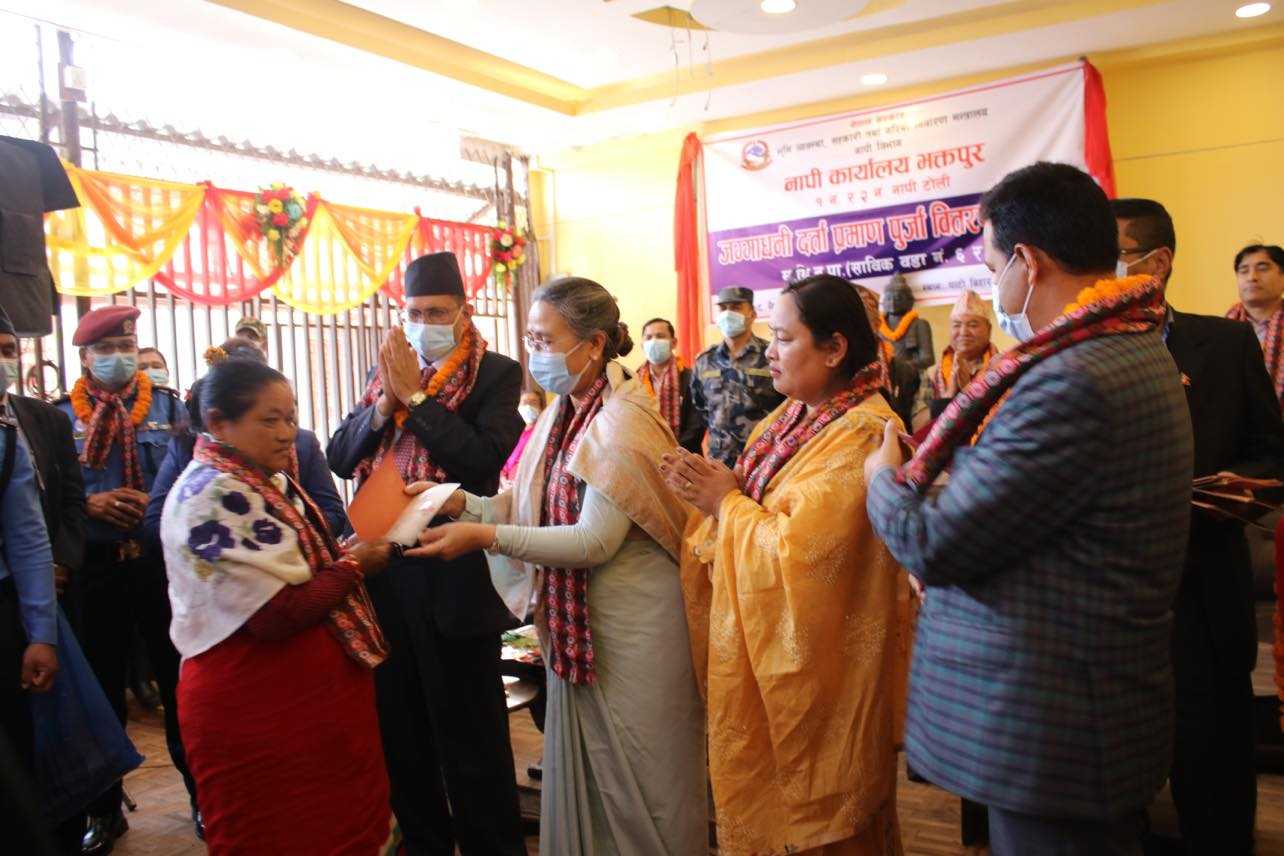 मध्यपुर ठिमि नगरपालिका ४५६ घरपरिवार पाए लालपूर्जा, देशभर १५ हजारबढी भूमिविहीनलाई वितरण 