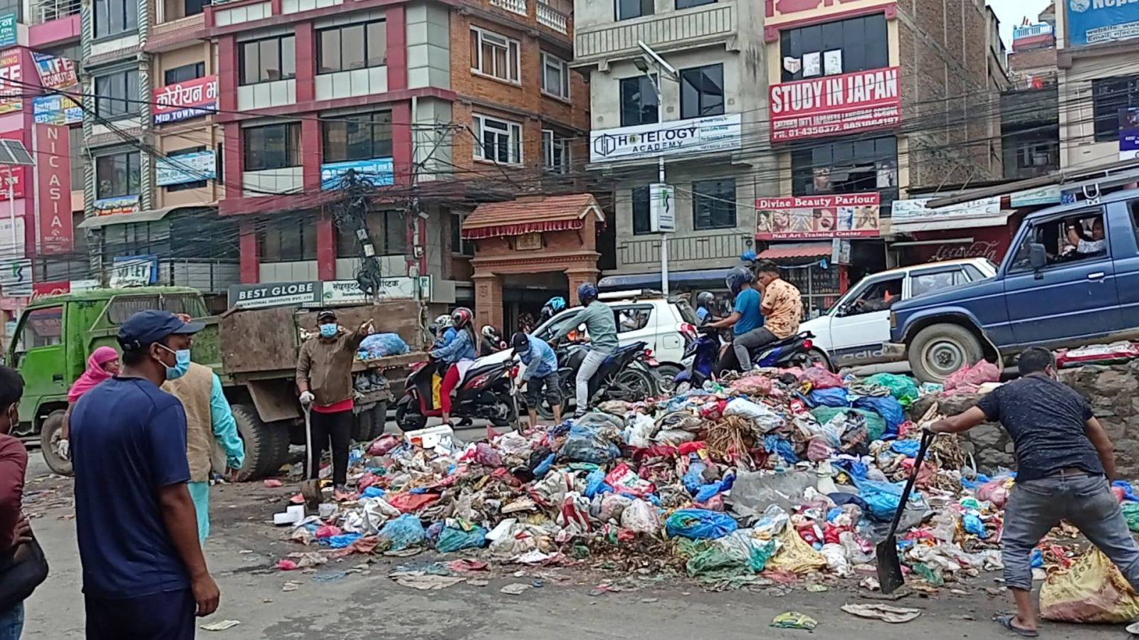 कामपाका-१६ का वडाअध्यक्षले उठाए सोह्रखुट्टे क्षेत्रको फोहोर, खाली ठाउँमा थुपार्ने तयारी 