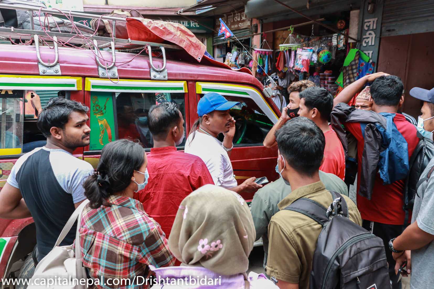 राजधानीबाट मतदानका लागि गृहजिल्ला फर्किनेहरूको लर्को (फाेटाेफिचर)