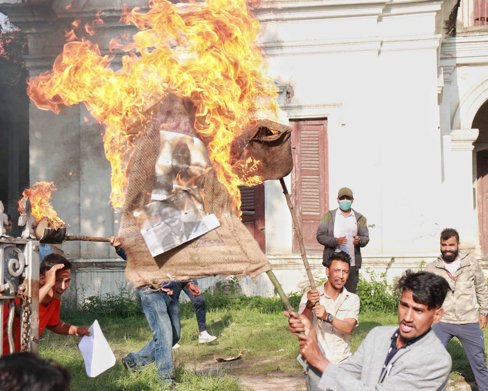 एसपीपी सम्झौता खारेजी माग गर्दै अनेरास्ववियुले प्रधानमन्त्रीको पुत्ला जलायो (फोटोफिचर)